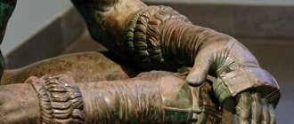 античная статуя с ремнями на рукках
