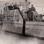 Члены экипажа подводной лодки Щ-117 в ограждении рубки, 1935-37 годы. В 1936 году эта подводная лодка совершила первое в истории советского ВМФ рекордное по длительности автономное плавание
