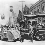Данлоп Суинтон и Бенджамин Холт в Стоктон с гусеничным трактором Холт (справа) и моделью британского танка (слева). Калифорния, 22 апреля 1918 года