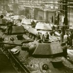 Конструктивная простота танка Т-34 дала возможность быстро организовать производство боевых машин на многих заводах страны.