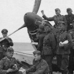 Немцы позируют у сбитого во время эвакуации Спитфайра