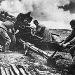 Советские артиллеристы ведут огонь по врагу в боях за город Керчь