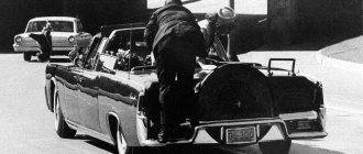 Жаклин Кеннеди и один из охранников президента сразу после выстрела.