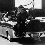 Жаклин Кеннеди и один из охранников президента сразу после выстрела.